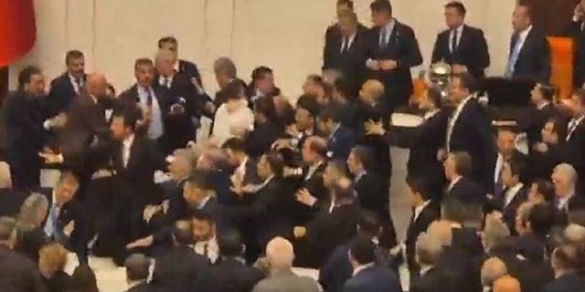 Τουρκία: Άγριο ξύλο στην Εθνοσυνέλευση σε ορκωμοσία υπουργών – Βίντεο