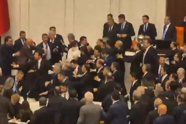 Τουρκία: Άγριο ξύλο στην Εθνοσυνέλευση σε ορκωμοσία υπουργών – Βίντεο