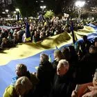 Με σημαίες και δάκρυα: Πορεία στο Σύνταγμα για τα τέσσερα χρόνια του πολέμου στην Ουκρανία