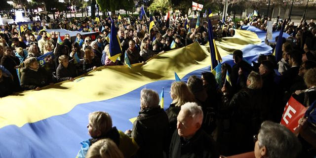 Με σημαίες και δάκρυα: Πορεία στο Σύνταγμα για τα τέσσερα χρόνια του πολέμου στην Ουκρανία
