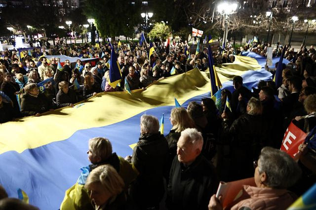 Με σημαίες και δάκρυα: Πορεία στο Σύνταγμα για τα τέσσερα χρόνια του πολέμου στην Ουκρανία