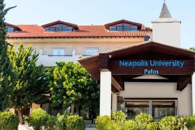 Απόκτησε μεταπτυχιακό εξ αποστάσεως από το Πανεπιστήμιο Νεάπολις Πάφος