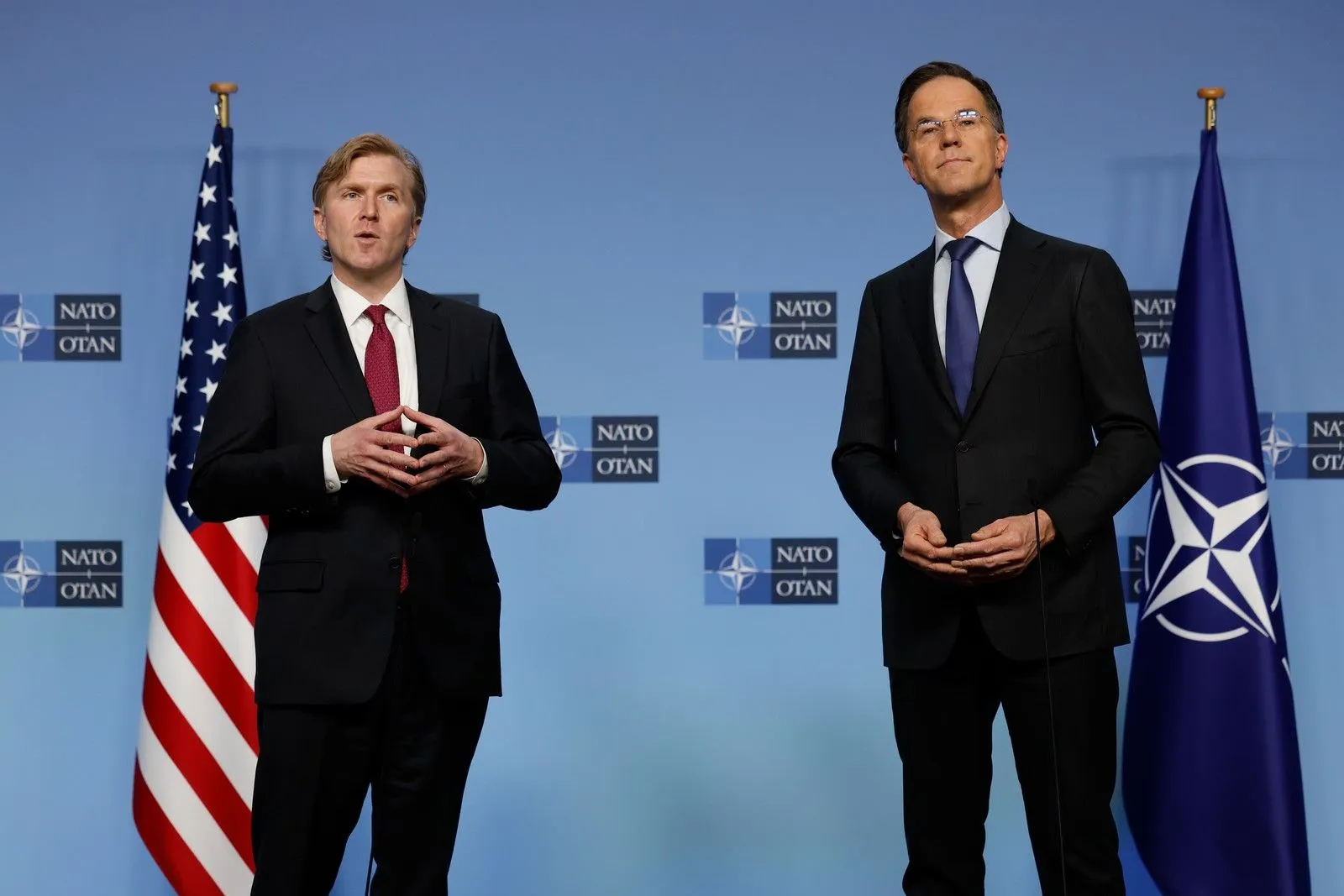 Ο Έλμπριτζ Κόλμπι με τον Μαρκ Ρούτε