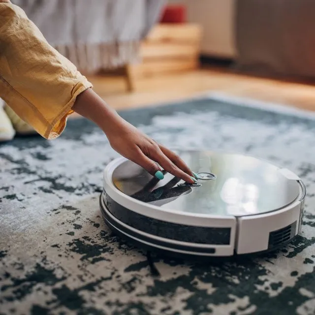 Ισπανός “μπήκε” σε 7.000 σπίτια σε ΕΕ, ΗΠΑ και Κίνα μέσω ρομποτικής σκούπας