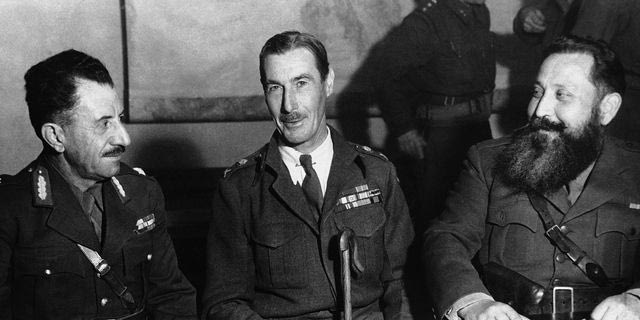 Ο στρατηγός Στέφανος Σαράφης, αριστερά, είναι ο ηγέτης του ΕΛΑΣ, και ο στρατηγός Ναπολέων Ζέρβας, ηγέτης τoυ ΕΔΕΣ συνομίλησαν με τον στρατηγό Ρόναλντ Σκόμπι σχετικά με τη συγκρότηση μιας Ελληνικής Εθνοφρουράς και τη διάλυση των ανταρτικών δυνάμεων