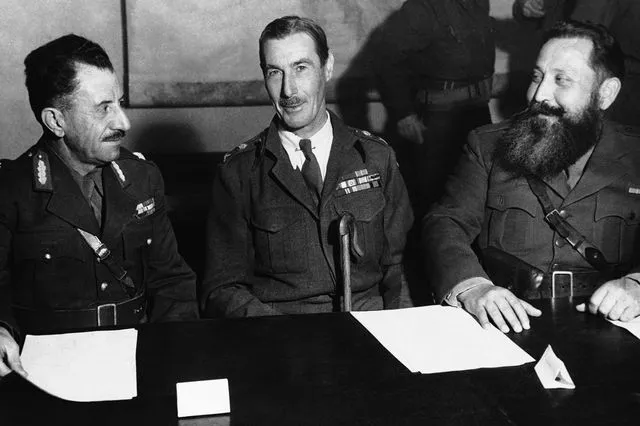 Ο στρατηγός Στέφανος Σαράφης, αριστερά, είναι ο ηγέτης του ΕΛΑΣ, και ο στρατηγός Ναπολέων Ζέρβας, ηγέτης τoυ ΕΔΕΣ συνομίλησαν με τον στρατηγό Ρόναλντ Σκόμπι σχετικά με τη συγκρότηση μιας Ελληνικής Εθνοφρουράς και τη διάλυση των ανταρτικών δυνάμεων