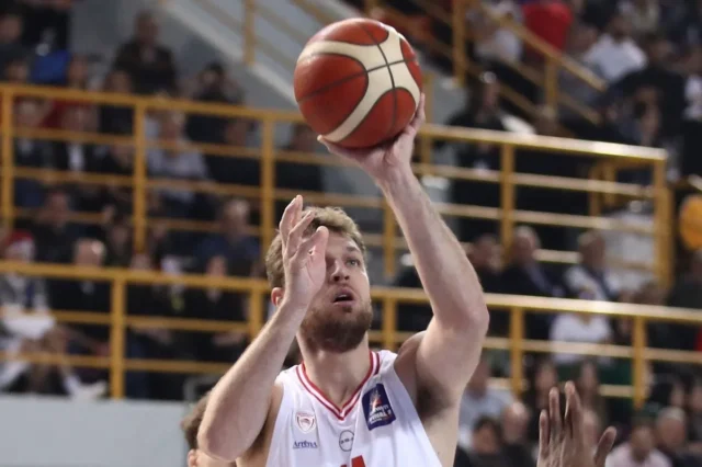 Ολυμπιακός – Παναθηναϊκός AKTOR: Σπουδαίος Βεζένκοβ με 12 πόντους στην πρώτη περίοδο του τελικού του Allwyn Final 8