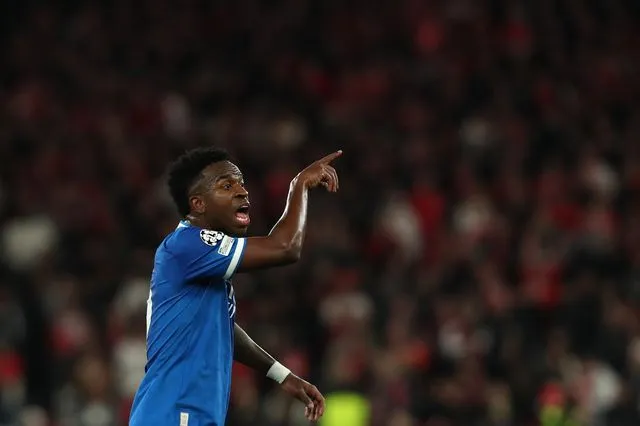 Μπενφίκα – Ρεάλ: Οπαδοί των Λουζιτανών έριξαν μπουκάλι στον Βινίσιους