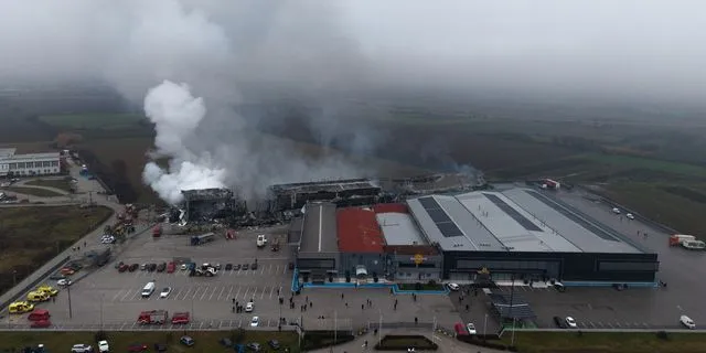 Η φωτιά μετά την έκρηξη στο εργοστάσιο "Βιολάντα" στα Τρίκαλα