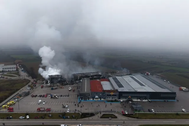 Η φωτιά μετά την έκρηξη στο εργοστάσιο "Βιολάντα" στα Τρίκαλα