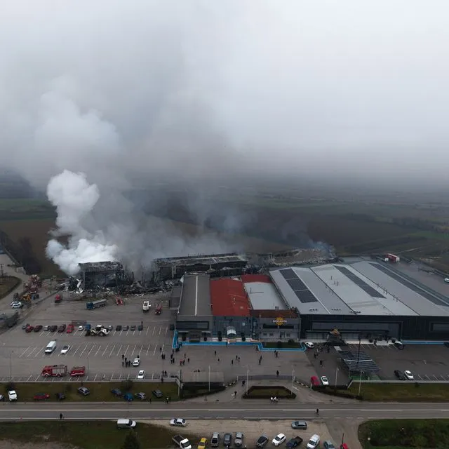 Η φωτιά μετά την έκρηξη στο εργοστάσιο "Βιολάντα" στα Τρίκαλα