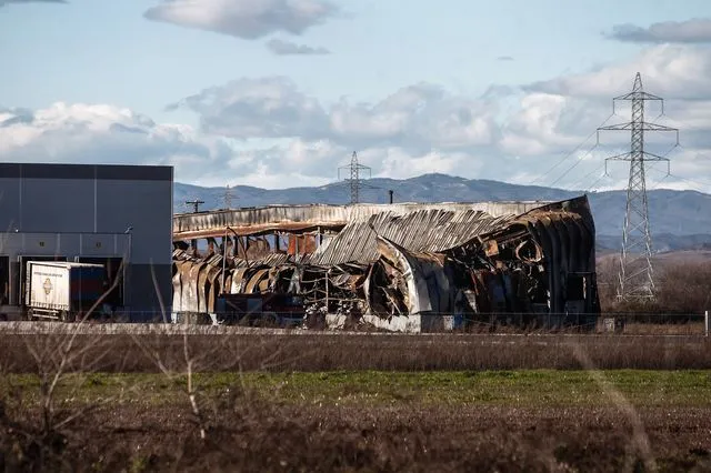 Αποκαΐδια του εργοστασίου "Βιολάντα" μετά τη φονική έκρηξη