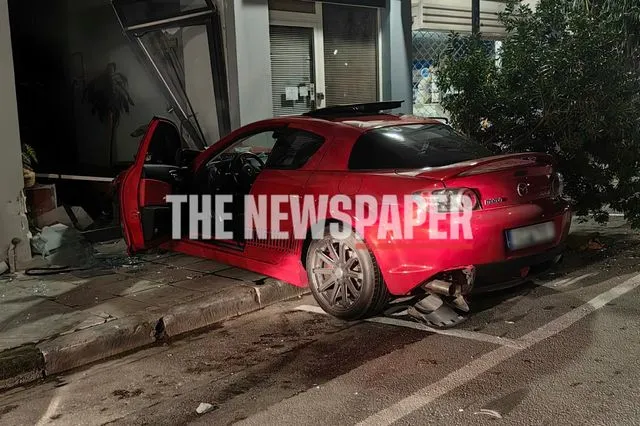 Τροχαίο στον Βόλο: ΙΧ εξετράπη και κατέληξε σε φροντιστήριο