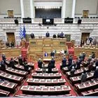 Βουλή: Ενός λεπτού σιγή στη μνήμη των 57 θυμάτων των Τεμπών