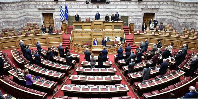 Βουλή: Ενός λεπτού σιγή στη μνήμη των 57 θυμάτων των Τεμπών