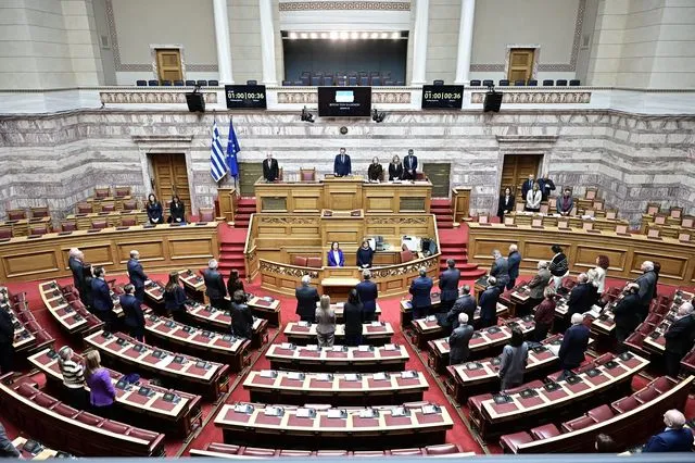 Βουλή: Ενός λεπτού σιγή στη μνήμη των 57 θυμάτων των Τεμπών