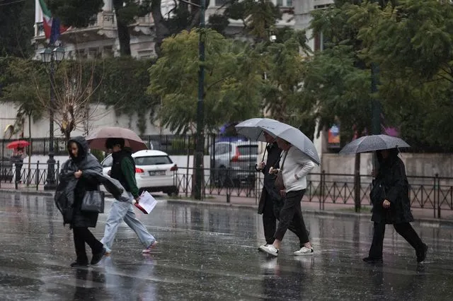 Διήμερη κακοκαιρία με καταιγίδες, χαλάζι και σκόνη – Πού θα “χτυπήσει”