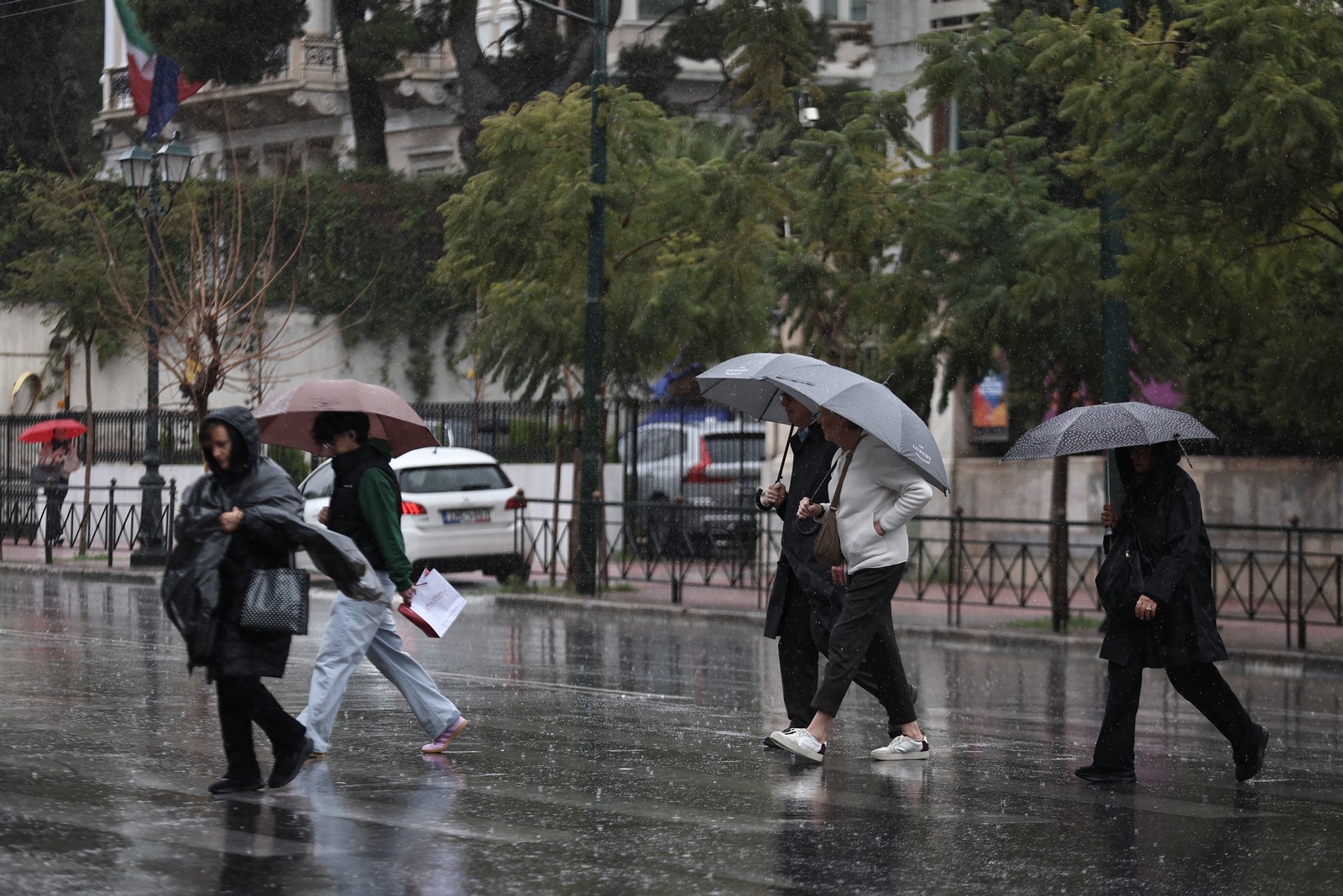 Διαδοχικά κύματα κακοκαιρίας έως την Τρίτη - Βροχές, καταιγίδες και νέα πτώση της θερμοκρασίας