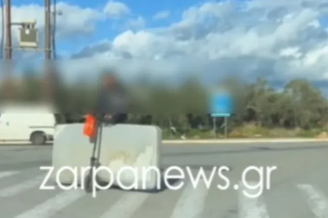 Μετακόμιση με πατίνι; Απίστευτες εικόνες στους δρόμους των Χανίων