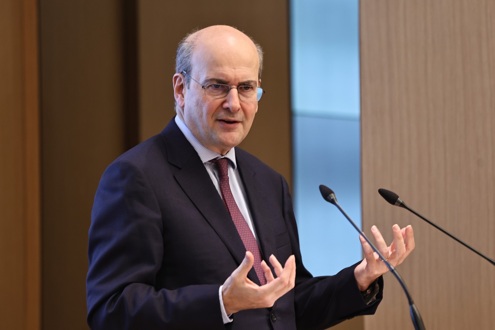 Χατζηδάκης: H αντιπολίτευση με ρετρό αντίληψη θέλει να μας ξαναγυρίσει στο ’80