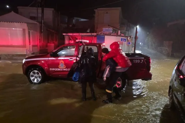 Η κακοκαιρία “σάρωσε” Κρήτη και Χίο – Κατολισθήσεις και πτώσεις δέντρων