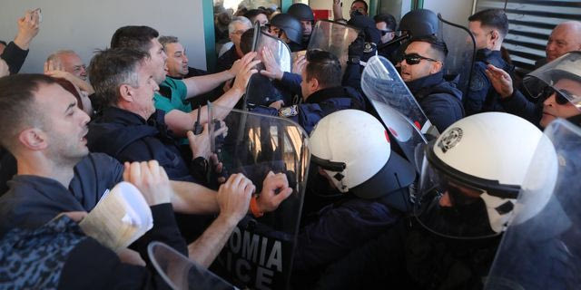 Αντιδράσεις για την καταστολή στο Γ.Κ. Νίκαιας – Ο Άδωνις στοχοποιεί τους “κομμουνιστές”