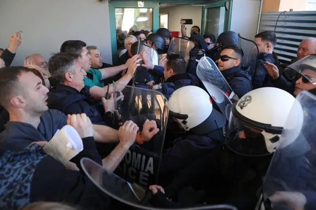 Αντιδράσεις για την καταστολή στο Γ.Κ. Νίκαιας – Ο Άδωνις στοχοποιεί τους “κομμουνιστές”