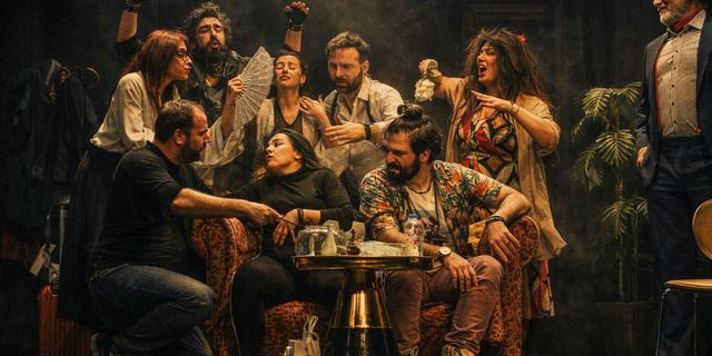 Ο Γιώργος Αλκαίος σκηνοθετεί τον “Ημιυπαίθριο”: Μια κωμωδία για τη ζωή που γκρεμίζεται και ξαναστήνεται