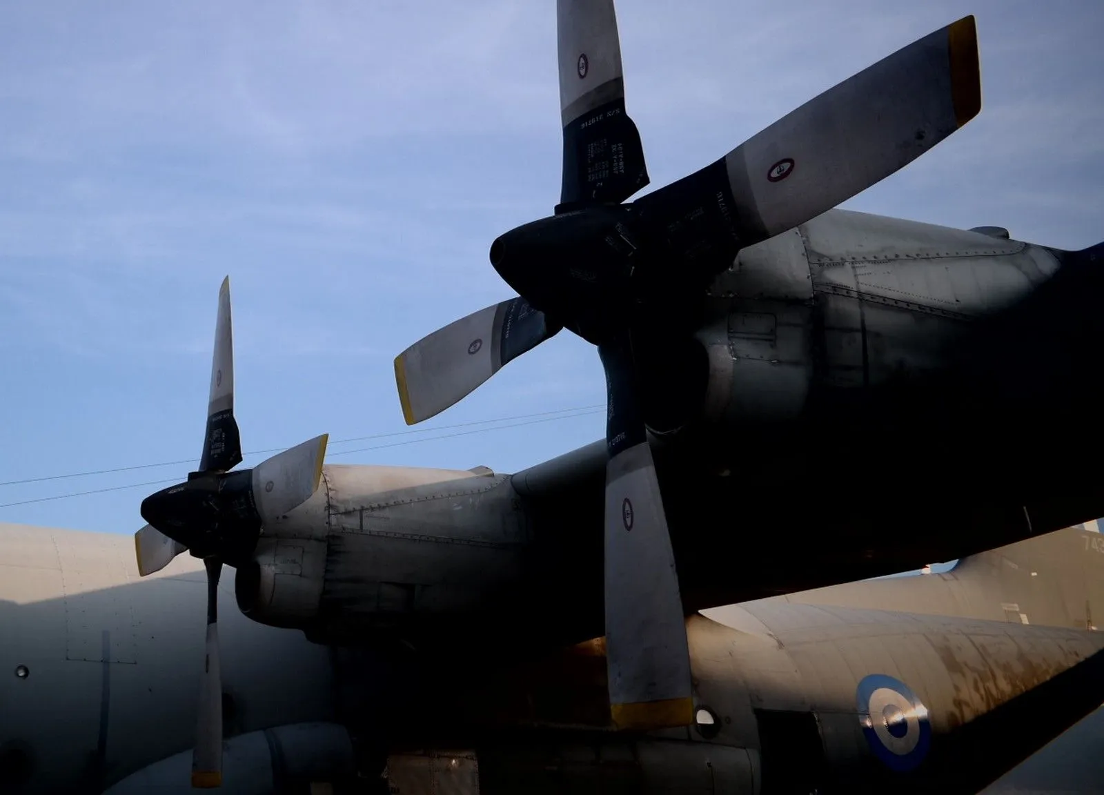 LIVE: Επέστρεψαν 91 Έλληνες με C-130 από το Άμπου Ντάμπι