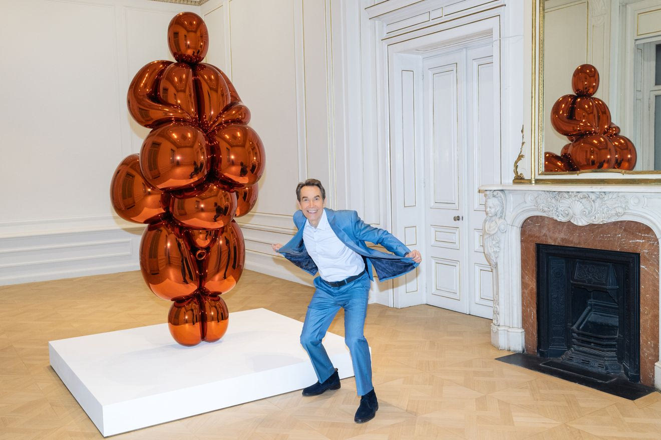 O Jeff Koons με το έργο του Balloon Venus Lespugue