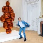 O Jeff Koons με το έργο του Balloon Venus Lespugue