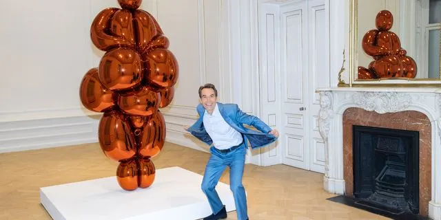 O Jeff Koons με το έργο του Balloon Venus Lespugue
