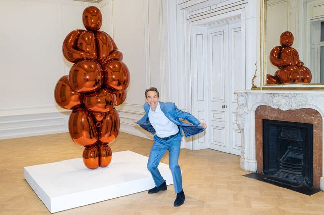 O Jeff Koons με το έργο του Balloon Venus Lespugue
