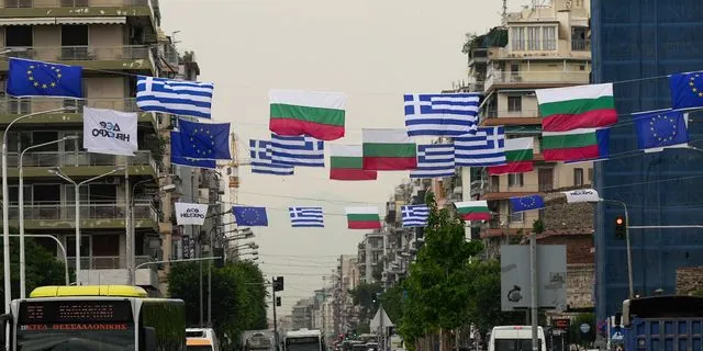 Με καφέ και Airbnb δεν ανεβαίνουν οι μισθοί