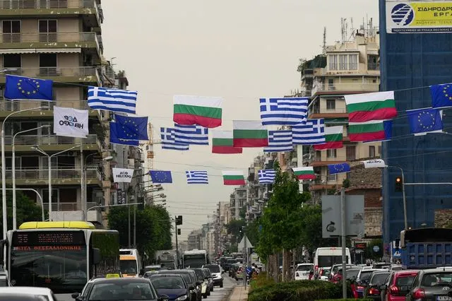 Με καφέ και Airbnb δεν ανεβαίνουν οι μισθοί