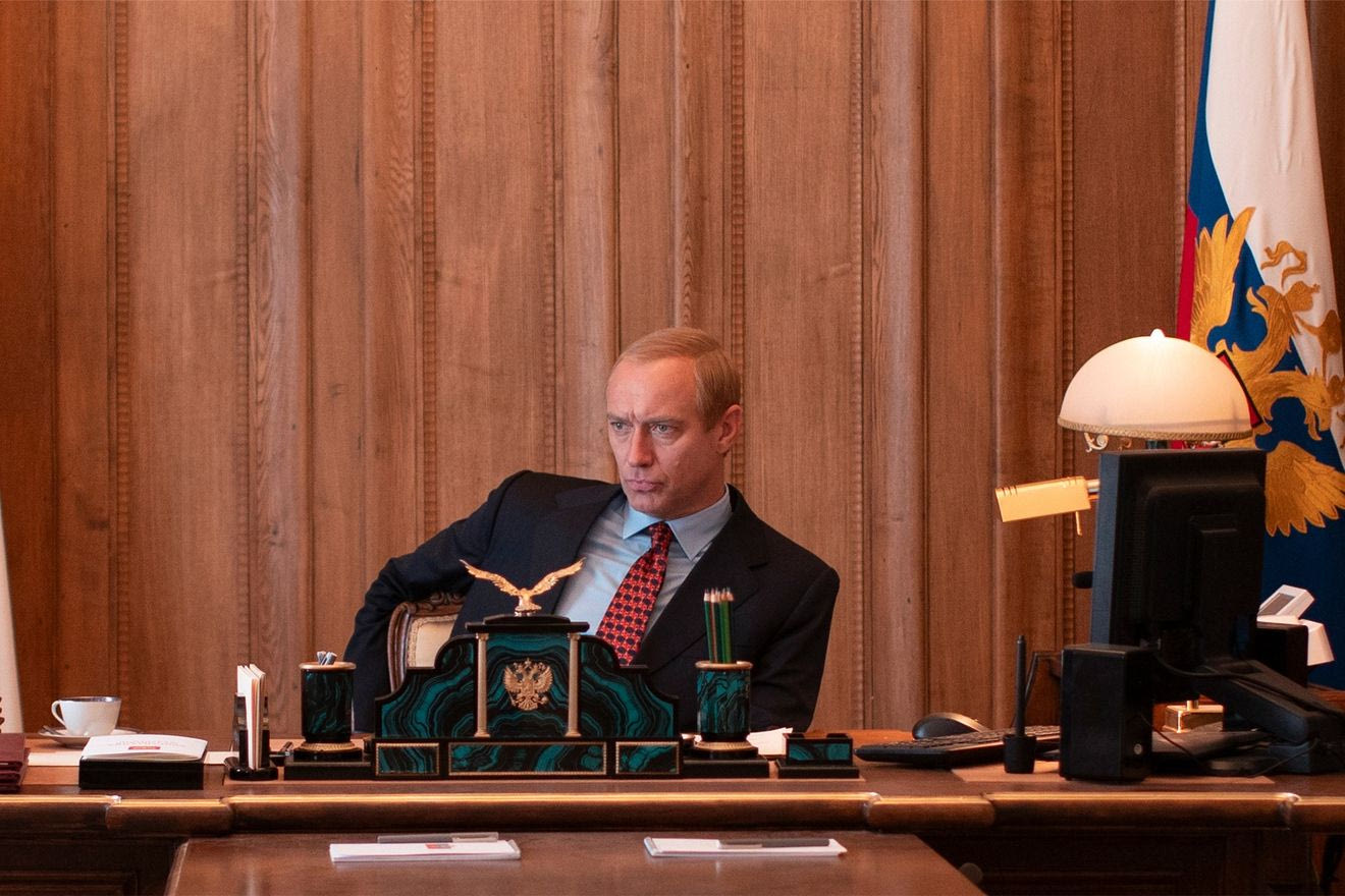 “Ο Μάγος του Κρεμλίνου”: Πώς έγινε ταινία η άνοδος του Πούτιν στην εξουσία