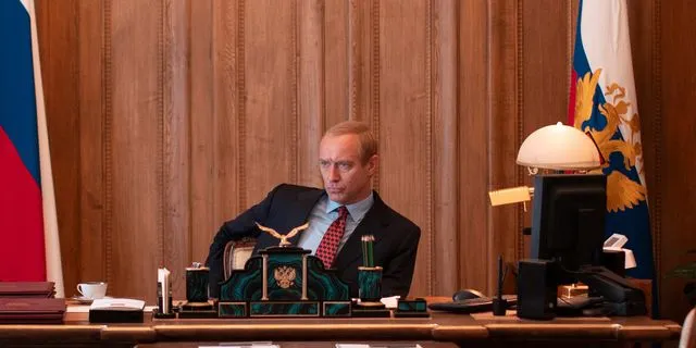 “Ο Μάγος του Κρεμλίνου”: Πώς έγινε ταινία η άνοδος του Πούτιν στην εξουσία