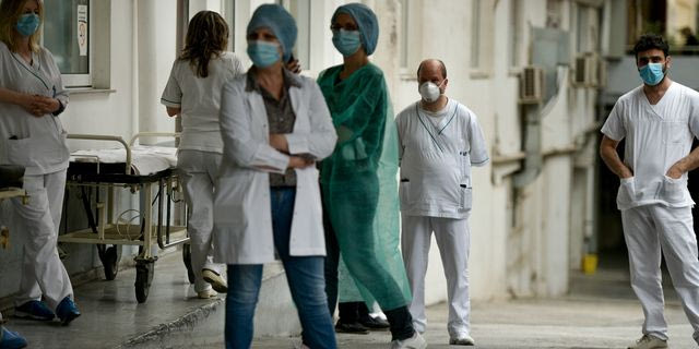 Νοσηλευτές σε δημόσιο νοσοκομείο