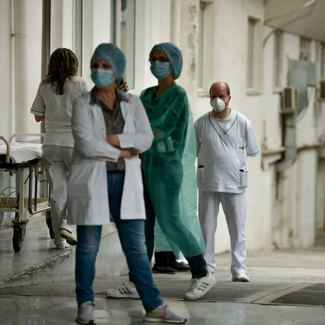 Νοσηλευτές σε δημόσιο νοσοκομείο