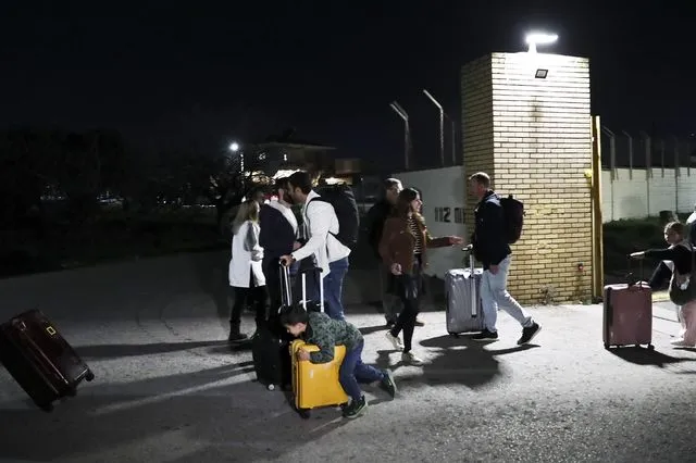 Επαναπατρίστηκαν 91 Έλληνες από το Άμπου Ντάμπι – Η στιγμή της άφιξης με το C-130, αγκαλιές με τους συγγενείς