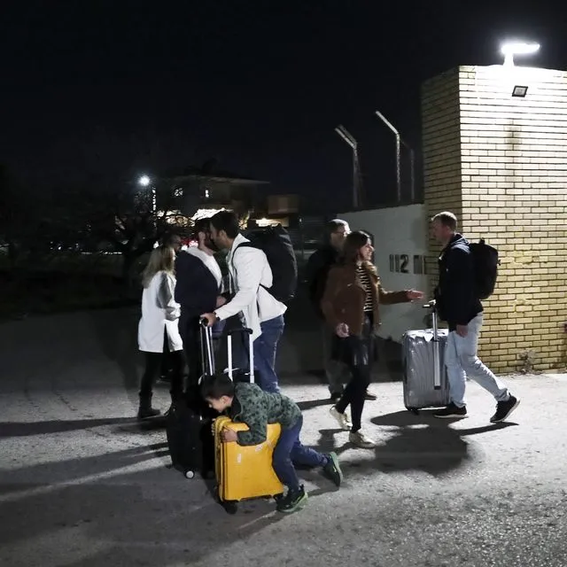 Επαναπατρίστηκαν 91 Έλληνες από το Άμπου Ντάμπι – Η στιγμή της άφιξης με το C-130, αγκαλιές με τους συγγενείς