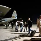 Επαναπατρίστηκαν 91 Έλληνες από το Άμπου Ντάμπι – Η στιγμή της άφιξης με το C-130, αγκαλιές με τους συγγενείς