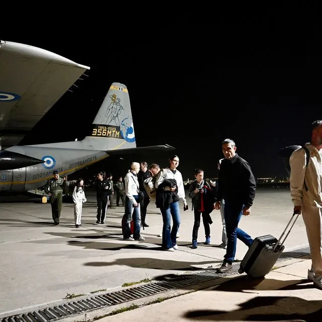 Επαναπατρίστηκαν 91 Έλληνες από το Άμπου Ντάμπι – Η στιγμή της άφιξης με το C-130, αγκαλιές με τους συγγενείς