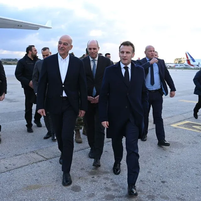 Στη Σούδα ο Μακρόν – Τον υποδέχθηκε ο Δένδιας