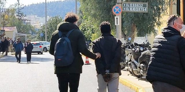 Στην Ευελπίδων ο 48χρονος υπήκοος Σουδάν που είχε χειροβομβίδες έξω από τη ΓΑΔΑ