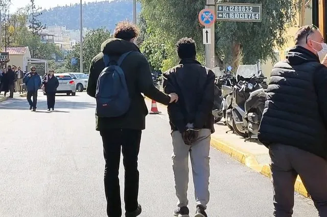 Στην Ευελπίδων ο 48χρονος υπήκοος Σουδάν που είχε χειροβομβίδες έξω από τη ΓΑΔΑ