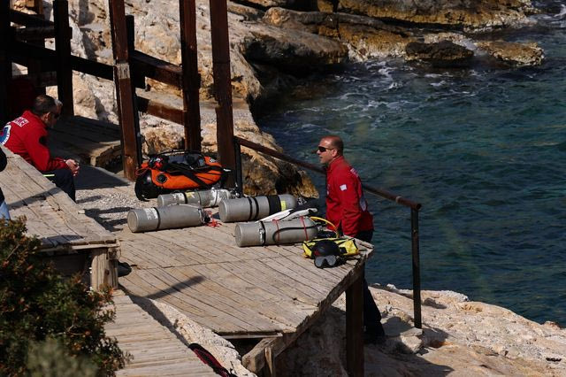 Βουλιαγμένη: Σε εξέλιξη η επιχείρηση ανάσυρσης του 34χρονου δύτη από το “Πηγάδι του Διαβόλου”