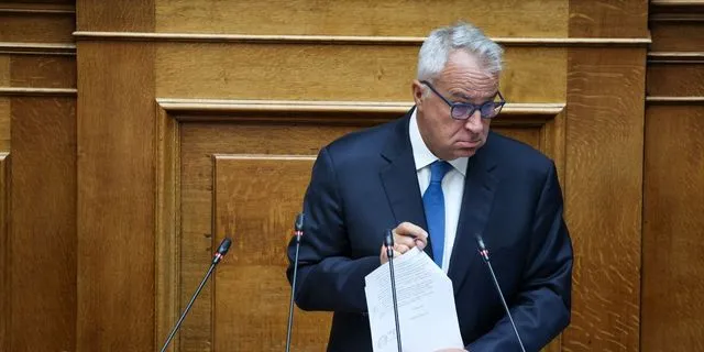 Οχι, ο Μάκης Βορίδης δεν κρατάει το έγγραφο με το οποίο τον ενημέρωναν για τον ΟΠΕΚΕΠΕ. Ατυχώς, εκείνο το έγγραφο κάπου χάθηκε…