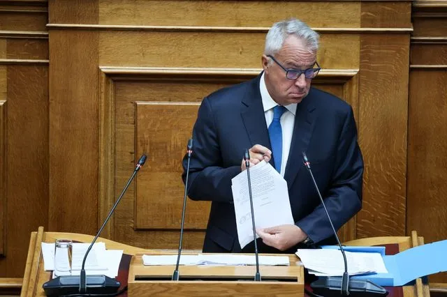 Οχι, ο Μάκης Βορίδης δεν κρατάει το έγγραφο με το οποίο τον ενημέρωναν για τον ΟΠΕΚΕΠΕ. Ατυχώς, εκείνο το έγγραφο κάπου χάθηκε…