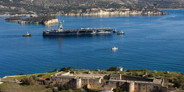Θρίλερ κατασκοπείας στη Σούδα – Οι φωτογραφίες στο κινητό του Γεωργιανού